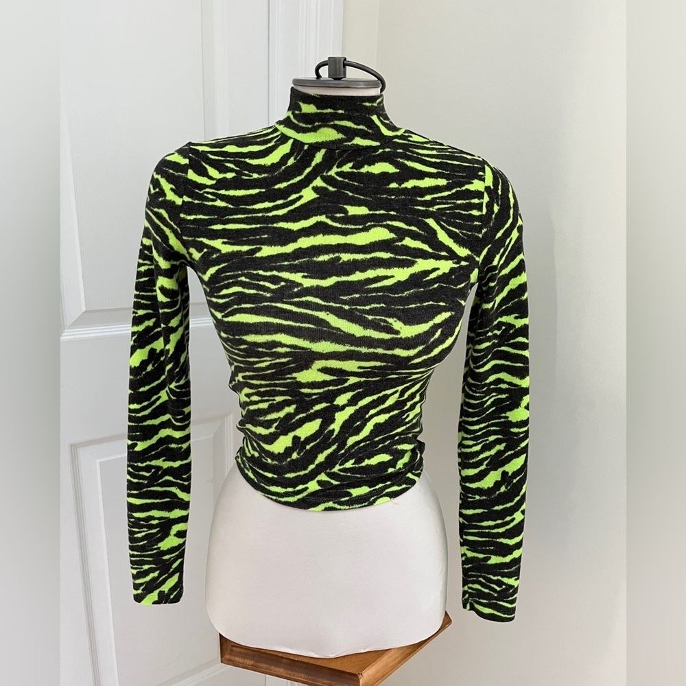 H&M Divided green and black crop top size xsmall